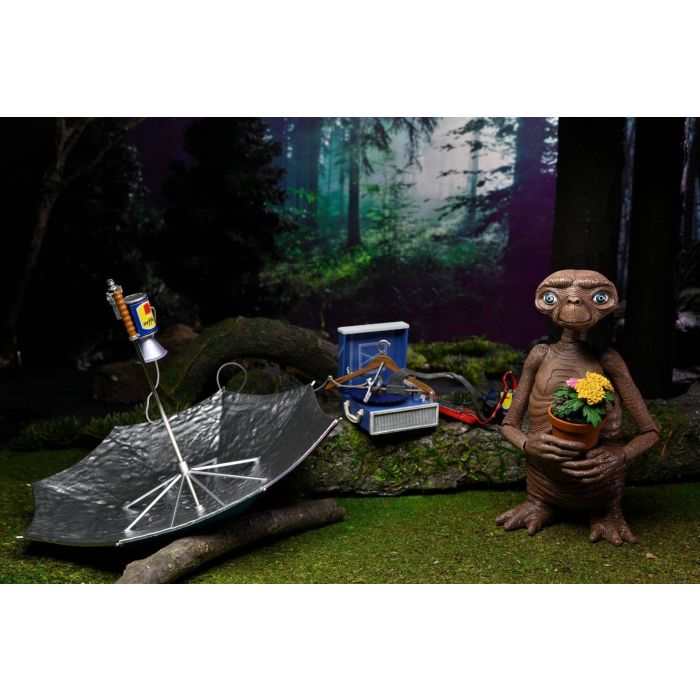 E.T. the Extra-Terrestrial - E.T. Ultimate Deluxe Action Figure