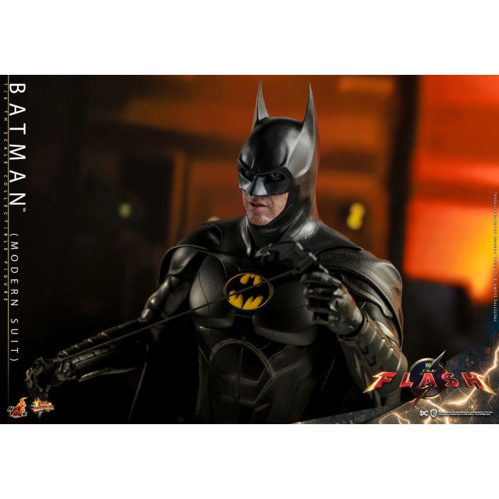 Batman Modern Suit 1:6 Scale Figure First Edition - Hot Toys - The Flash