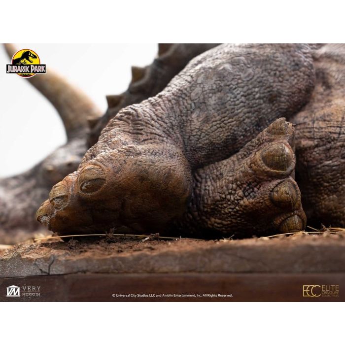Jurassic Park Maquette 1/8 Sick Triceratops 96 cm