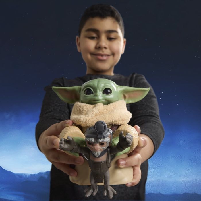 Star Wars: The Mandalorian & Grogu Electronic Action Figure Huggin' Grogu & Anzellan 17 cm
