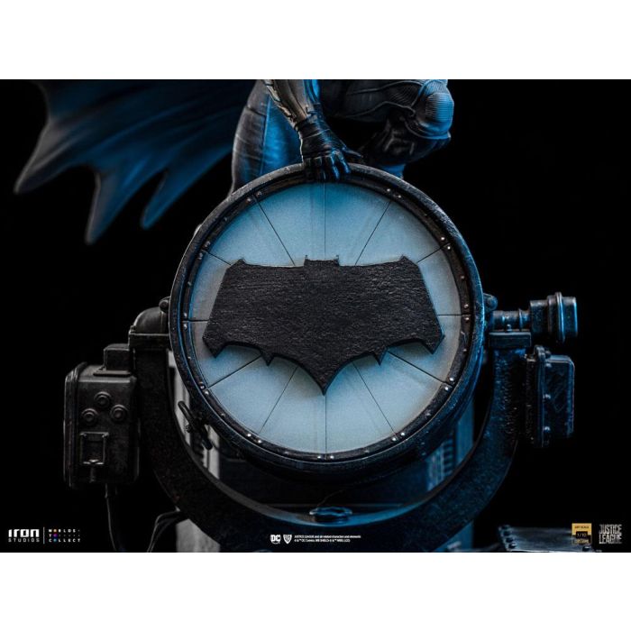 Zack Snyder's Justice League Deluxe Art Scale Statue 1/10 Batman on Batsignal 28 cm