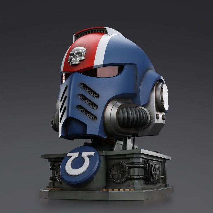 Warhammer 40,000: Space Marine 2 Replica Ultramarines Lieutenant Titus helmet with Display Stand 44 cm 