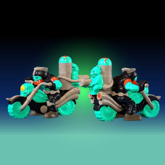 Rover Robin Plastic Model Kit Overtakes Skull Rider