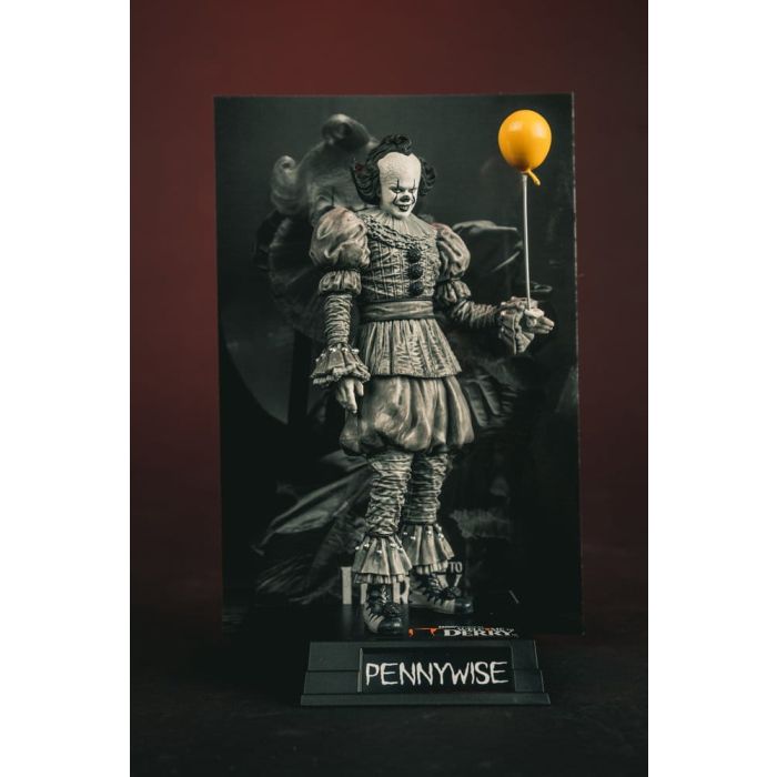 It Welcome to Derry Movie Maniacs Figure Pennywise (Black & White) 16 cm
