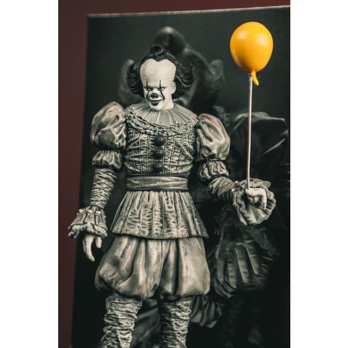 It Welcome to Derry Movie Maniacs Figure Pennywise (Black & White) 16 cm