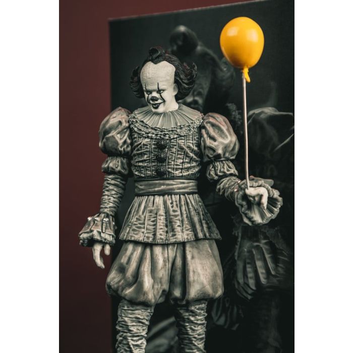 It Welcome to Derry Movie Maniacs Figure Pennywise (Black & White) 16 cm