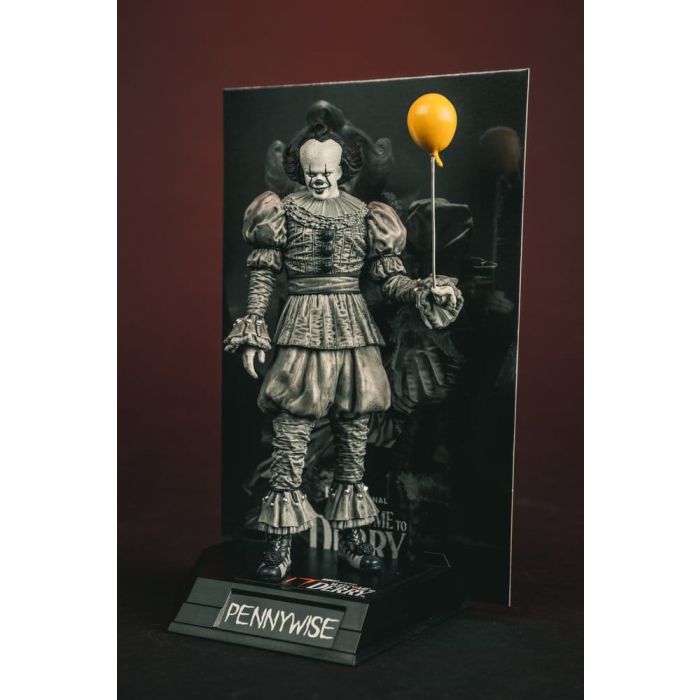 It Welcome to Derry Movie Maniacs Figure Pennywise (Black & White) 16 cm