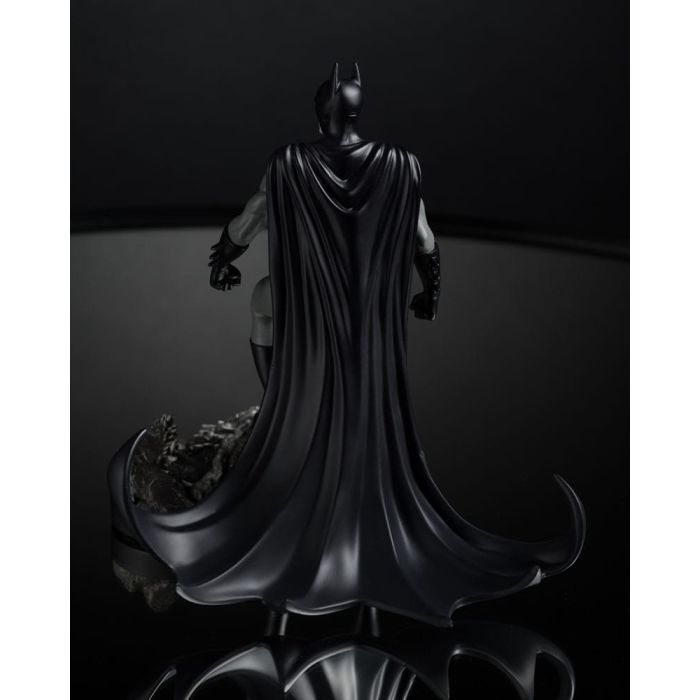 DC Direct Statue 1/10 Batman by Bjorn Barends (Black White) 18 cm