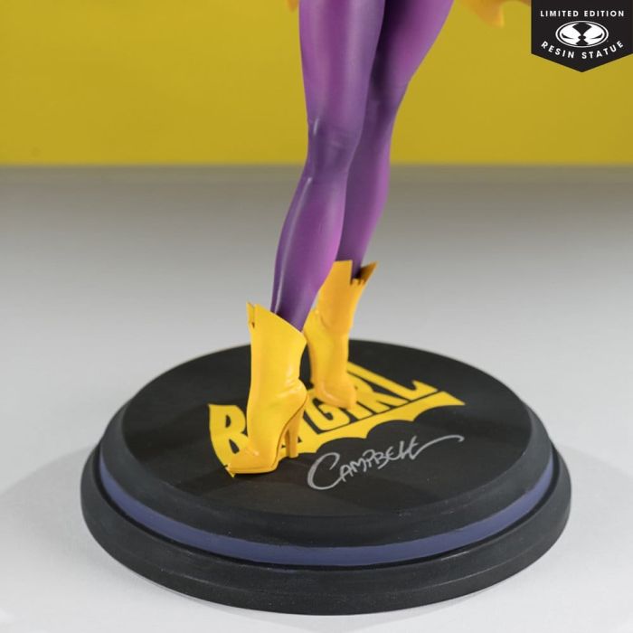 DC Cover Girls Statue 1/8 Batgirl by J. Scott Campbell 25 cm