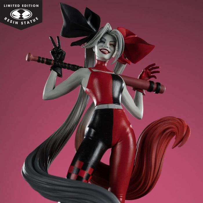 DC Direct Harley Quinn: Red, White & Black Statue 1/10 Harley Quinn by Alex Garner 21 cm