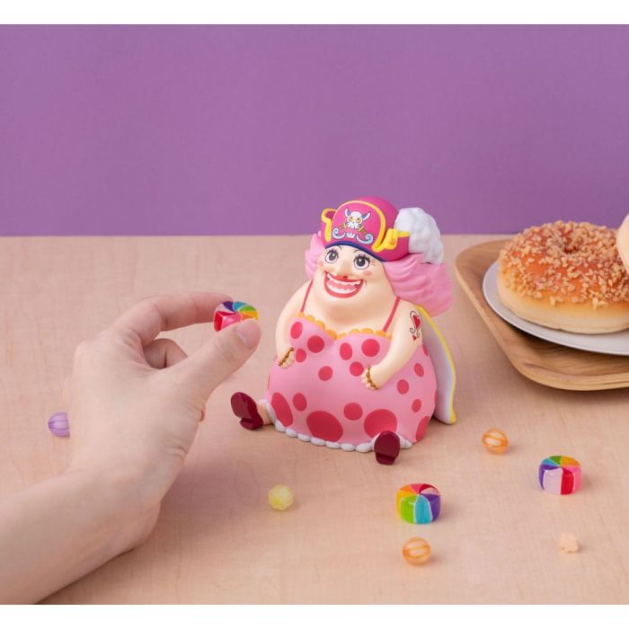 One Piece Look Up PVC Statue Big Mom 11 cm