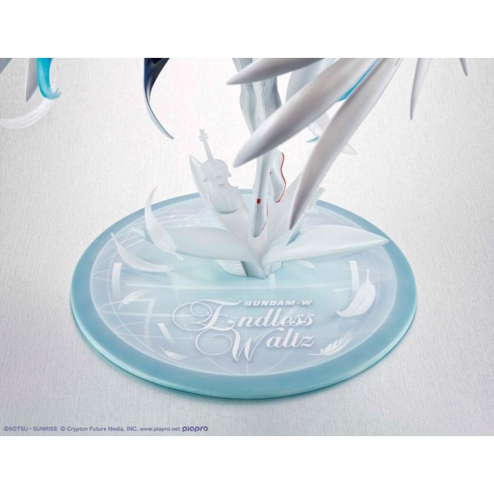 Mobile Suit Gundam x Hatsune Miku Lucrea PVC Statue Hatsune Miku x Wing Gundam Zero EW 45th Anniversary 27 cm        