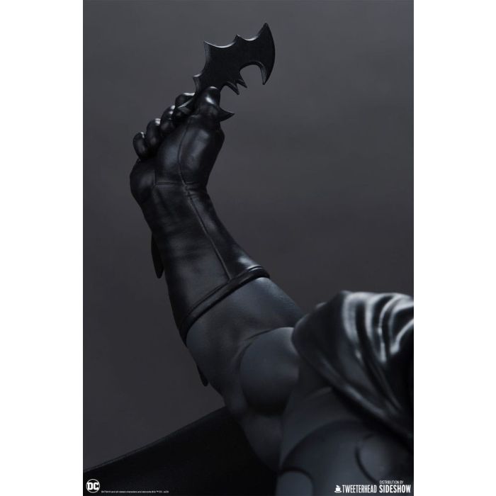DC Comics Maquette 1/6 Batman (Black and Gray Edition) 50 cm