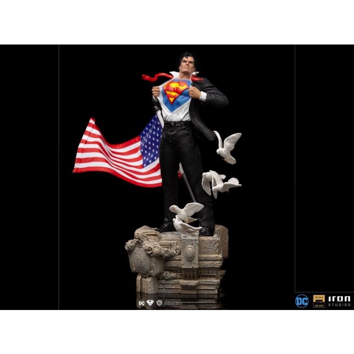 Clark Kent Deluxe Art Scale Statue - Iron Studios - DC Comics
