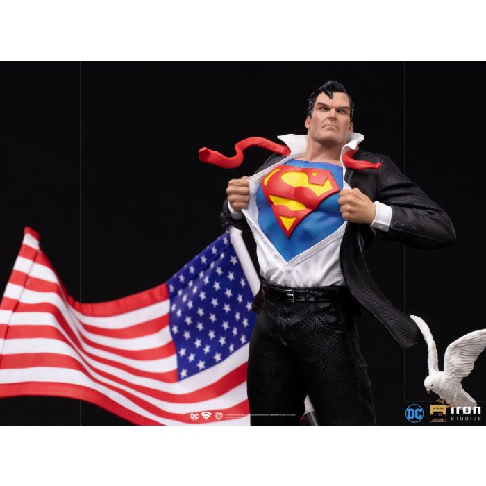 Clark Kent Deluxe Art Scale Statue - Iron Studios - DC Comics